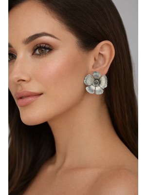 Çiçek Figürlü Metalik Görünümlü Küpe