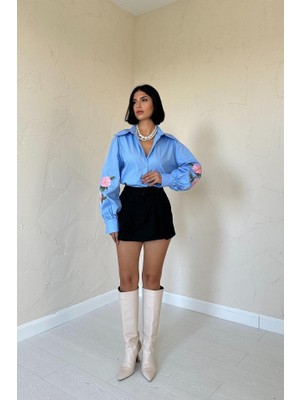 Mavi Kollarında Gül Nakışlı Gömlek