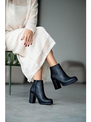 Sovrana Siyah Platform Topuklu Kısa Bot Yüksek Topuklu Rahat Yürüyüş İçin Şık Tasarım