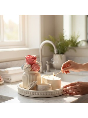 Ellayda Beyaz Dekoratif Tepsi Seti – Mumlu ve Çiçek Detaylı Şık Ev Dekoru