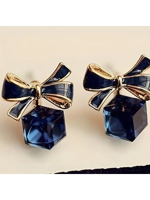 Aysilce Şık Fiyonklu Kristal Kare Çivi Küpe