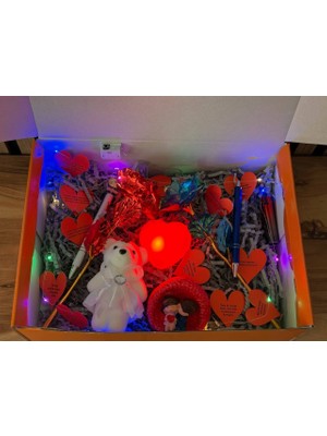 MYK Hediye ve Sanat Atölyesi Sevgililer Günü Özel Hediye Seti Solmayan Güller, Oturan Sevgili Figürü, Ayıcık, Çakmak, Kalemler, Işıklı Kalp ve Aşk Sözleri Özel Kutu  Myk Hediye
