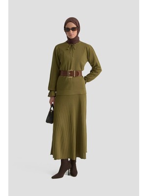 Armine Trend Kolu Büzgülü Bağcık Detaylı Etekli Triko İkili Takım Yağ Yeşili 25KTD6108