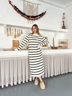 Boğazlı Çizgili Triko Elbise