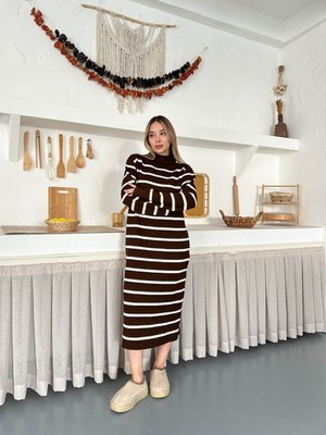 Boğazlı Çizgili Triko Elbise