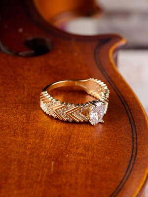 Oroline Kuyumculuk 8 Ayar Şerit Desenli Baget Taşlı Kadın Altın Yüzük