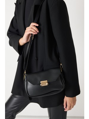 Tonny Black Kadın Siyah Tokalı Deri Görünümlü Askılı Omuz Çantası