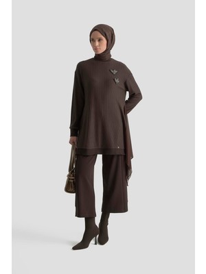 Armine Trend Kendinden Çizgili Broş Detaylı Asimetrik Kesim Pantolonlu İkili Takım Kahverengi 25KT669