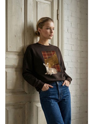 Amia&Co. Acı Kahve Bisiklet Yaka Şardonlu Baskılı Oversize Sweatshirt