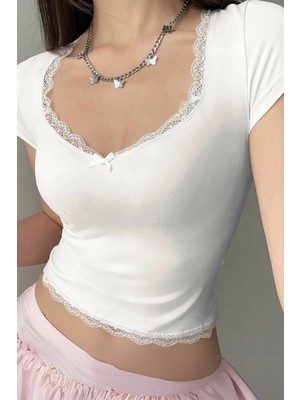 İsra Ayyıldız Moonstar Collection Dantel Yaka Fiyonk Detaylı Beyaz Basic Bluz