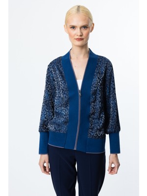 Ürün Özellikleri: V Yaka, Desenli, Ribanalı, Fermuar Kapamalı, Astarsız On