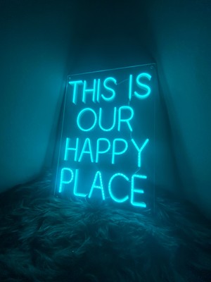 Neon LED Tabela This Is Our Happy Place Yazı Modeli Duvar Dekorasyon
