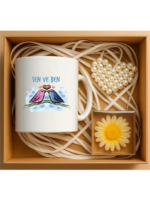E-Hediyeci Sen ve Ben Romantik Kupa, Anahtarlık ve Papatya Mum Hediye Kutusu, Sevgiliye Hediye Sepeti,  Doğum Günü Hediyesi, Yılbaşı Hediyesi S12