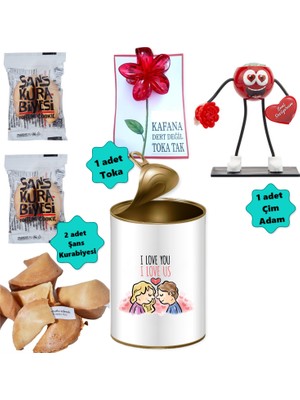 E-Hediyeci Ilginç Hediye Kutusunda Konsept Mini Hediyeler - Konsept Hediye Sepeti (2 Adet Şans Kurabiyesi, 1 Adet Toka ve 1 Adet Çim Adam) Romantik Hediye Seti, 14 Şubat Hediyesi, Sevgili Hediyesi