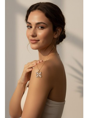 Studio Fashion 1988 Kadın Premium Kuyumcu Işçilik Rodyum Kaplama Modern Çiçek Tasarım Kolye