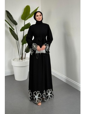 Merven Akyüz Pariah Kolları ve Etek Ucu Papatyalı Taşlı Abiye Siyah