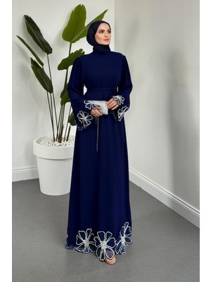 Merven Akyüz Pariah Kolları ve Etek Ucu Papatyalı Taşlı Abiye Lacivert