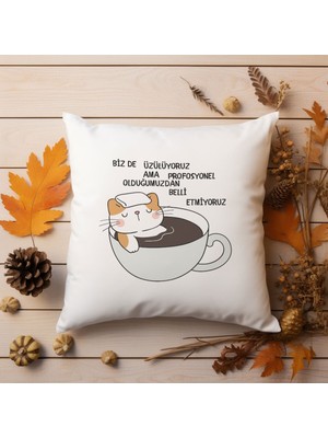 Qoeuyl Boutique Biz De Üzülüyoruz Ama Profesyoneliz Baskılı Komik Hediyelik Elyaf Dolgulu Saten Dekoratif Yastık
