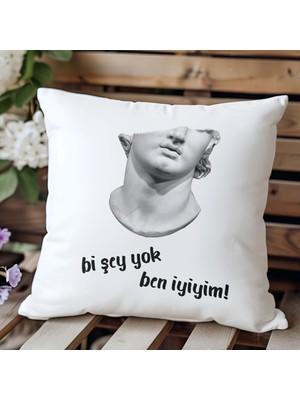 Qoeuyl Boutique Bi Şey Yok Ben Iyiyim Baskılı Komik Hediyelik Elyaf Dolgulu Saten Dekoratif Yastık