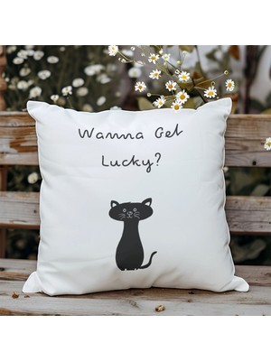 Qoeuyl Boutique Wanna Get Lucky Şans Kedisi Baskılı Hediyelik Elyaf Dolgulu Saten Dekoratif Yastık