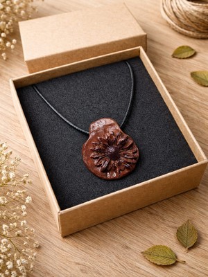 Cogo Seramik Bohem Ayçiçeği Figürlü El Yapımı Seramik Kolye – Doğal Kırmızı Toprak