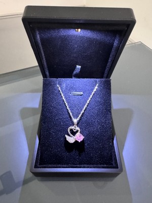 Gözde Aksesuar Işıklı Kutuda Pembe Kalpli Kuğu Kolye Çelik