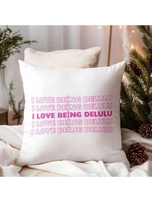 Qoeuyl Boutique I Love Being Delulu Baskılı  Hediyelik Elyaf Saten Dekoratif Yastık