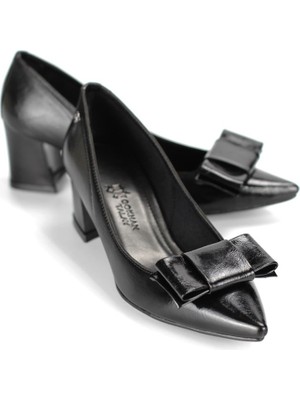 Gökhan Talay Benedita Esnek Yumuşak Kaymaz Taban (4 Cm) Kadın Kalın Topuk Köşe Fiyonkllu Siyah Rugan Ayakkabı