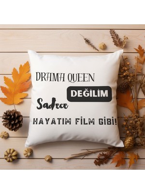 Qoeuyl Boutique Drama Queen Değilim Hayatım Film Gibi Baskılı Komik Hediyelik Elyaf Saten Dekoratif Yastık