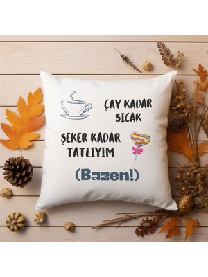 Qoeuyl Boutique Çay Kadar Sıcak Şeker Kadar Tatlıyım (Bazen) Baskılı Komik Hediyelik Elyaf Saten Dekoratif Yastık