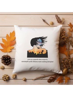Qoeuyl Boutique Aurasıyla Yedi Cihana Nam Salmış Biriyim Baskılı Hediyelik Elyaf Dolgulu Saten Dekoratif Yastık