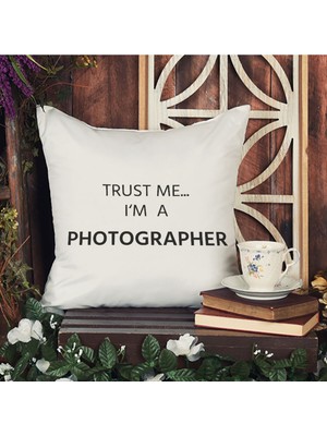 Qoeuyl Boutique Trust Me I'm A Photographer Baskılı Fotoğrafçı Hediyelik Elyaf Saten Dekoratif Yastık