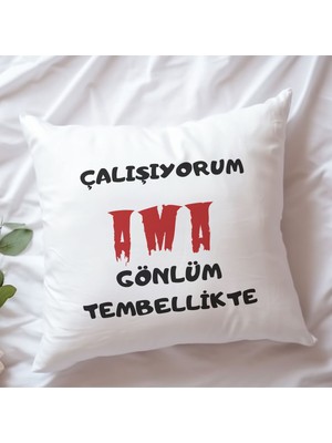 Qoeuyl Boutique Çalışıyorum Ama Gönlüm Tembellikte Baskılı Komik Hediyelik Elyaf Saten Dekoratif Yastık