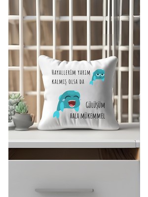 Qoeuyl Boutique Gülüşüm Hâlâ Mükemmel Baskılı Eğlenceli Hediyelik Elyaf Dolgulu Saten Dekoratifmini Yastık