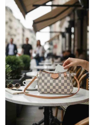 Moda Fiesta Kadın Bej Damalı Çift Askılı Mini Omuz Çantası – Zincir ve Ayarlanabilir Askılı Şık Çanta