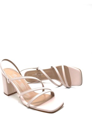 Kindep Üç Bantlı  Topuklu Kadın Sandalet Ten