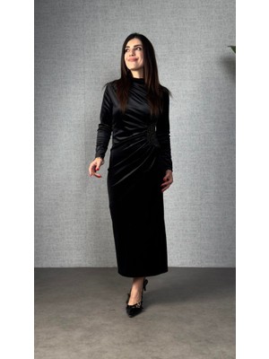 Kendim Fashion Kadı Uzun Kollu Omuzdan Büzgülü Yandan Taş Detaylı Uzun Kadife Elbise