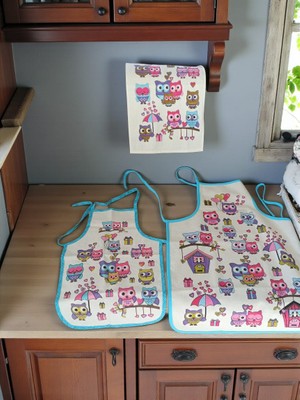 Renkli Düşler Atölyesi Anne Kız Mutfak Önlüğü ve 30X50 Mutfak Havlusu Seti, 3’lü Anne Çocuk Önlük + Mutfak Havlusu Desenli, Eğlenceli, Günlük Kullanıma Uygun, Yıkanabilir Kumaş