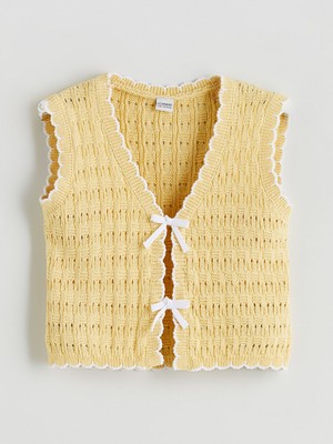 Lc Waikiki Yeni Sezon V Yaka Fiyonk Detaylı Kız Çocuk Triko Yelek