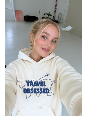 Le'sluette Kadın Travel Obsessed Baskılı Relaxed Karyoka Dikişli Kapüşonlu Sweatshirt Haki