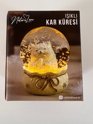 Parlak Kar Küresi Işıklı, Büyüleyici ve Sıcak Atmosfer Yaratır