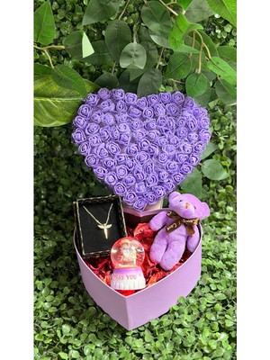 Güllü Hediye Kutusu ve Kolyeli, Renkli Kar Küresi ile Yılbaşı Şıklığı