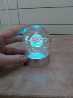 Allians 3D Satürn Kız Kristal Işıklı Cam Küre, Mor Renkli Dekoratif Ahşap Hediye ve Parlak Özellik