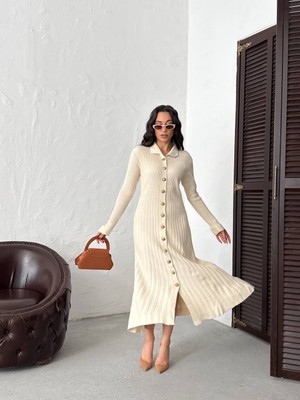 Qscob Kadın Fitilli Uzun Triko Elbise – Gold Düğmeli, Zarif ve Modern