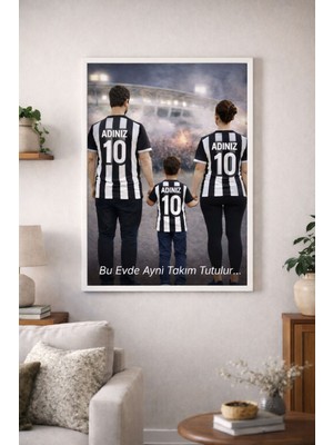 Kişiye Özel Aile Forma Temalı Duvar Tablosu – Aynı Takım Ruhuyla (Çerçeveli)
