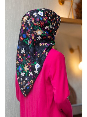 Vissona %100 Twill Ipek Çıtır Çiçek Desenli Siyah - Fuşya Renkli 90X90 Eşarp Dikim Şekli : El Dikişi