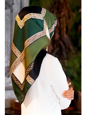 Vissona %100 Twill Ipek Geometrik Desenli Zümrüt Yeşili - Siyah Renkli 90X90 Eşarp Dikim Şekli : El Dikişi