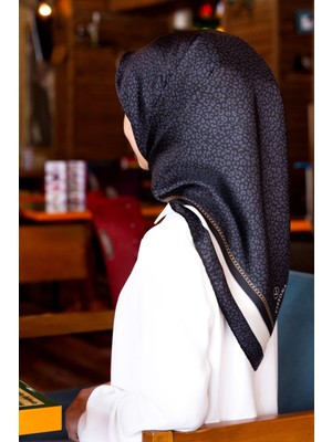 Vissona % 57 Ipek % 43 Viskon Twill Ipek Leopar Desenli Siyah Renkli 90X90 Eşarp Dikim Şekli : El Dikişi