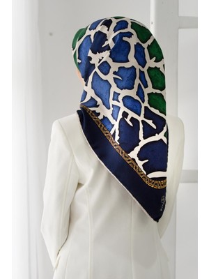 Vissona %100 Twill Ipek Zürafa Desenli Saks - Zümrüt Yeşili Renkli 90X90 Eşarp Dikim Şekli : El Dikişi