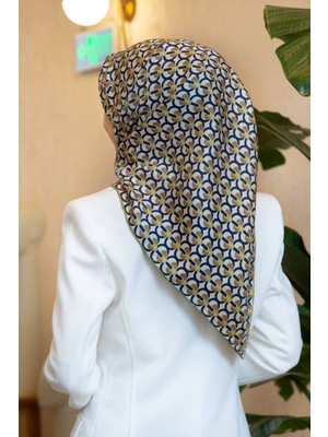 Vissona %100 Twill Ipek Geometrik Desenli Bej - Fıstık Yeşili Renkli 90X90 Eşarp Dikim Şekli : El Dikişi